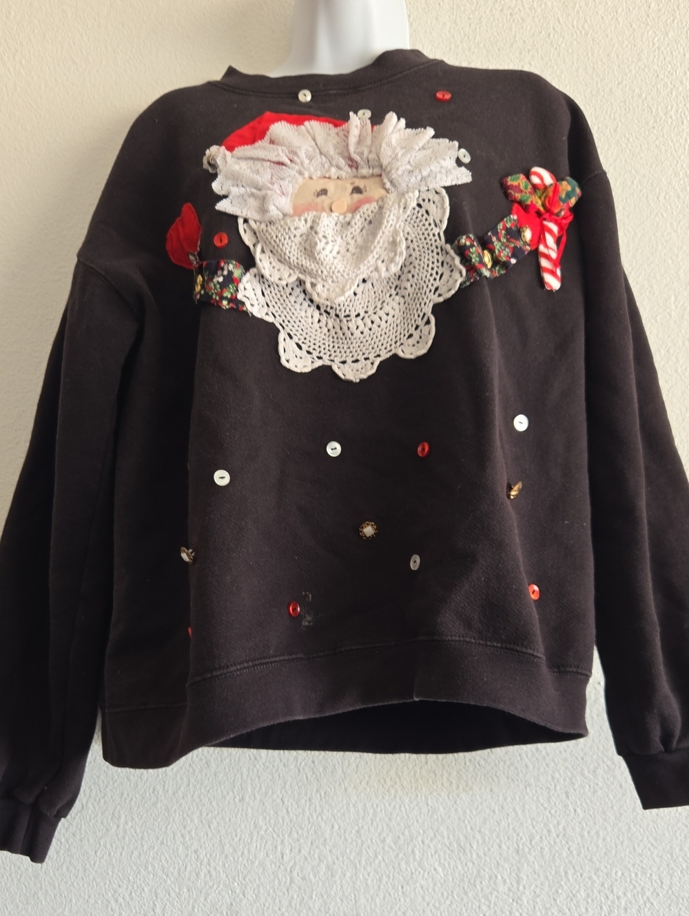 VTG. SANTA CLAUS  DECORATIVE SZ. MED BLACK SWEATSHIRT